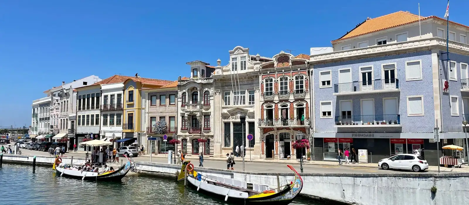 Barcos moliceiros e edifícios Arte Nova junto ao canal central de Aveiro