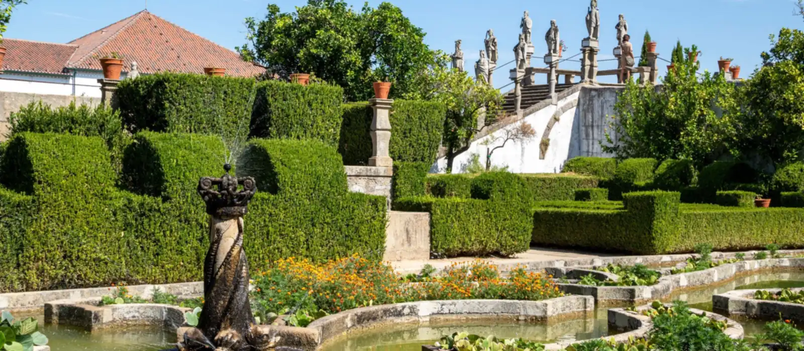 Jardim do Paço Episcopal de Castelo Branco, com os seus canteiros de buxo e estátuas barrocas