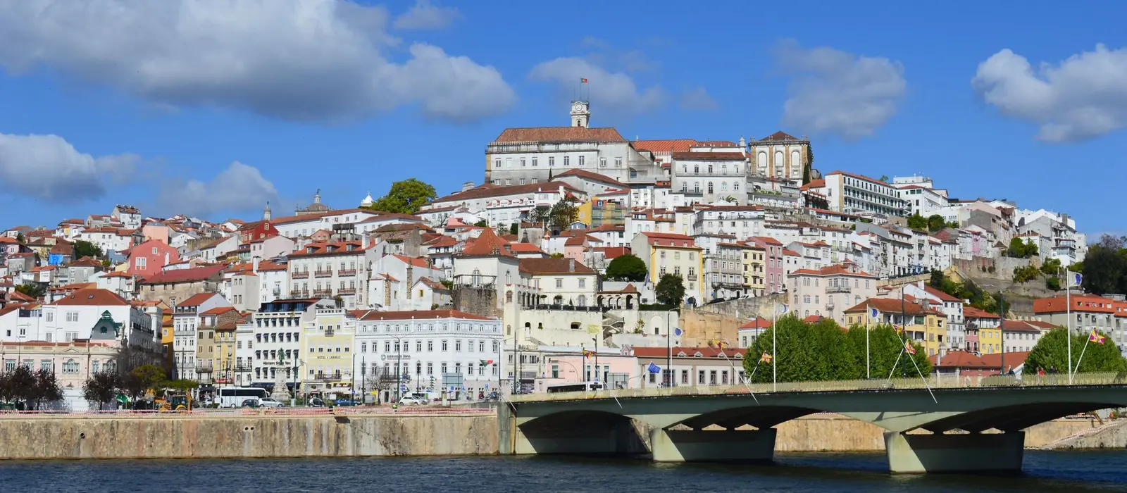 Coimbra e a colina da Universidade, vistas do Rio Mondego