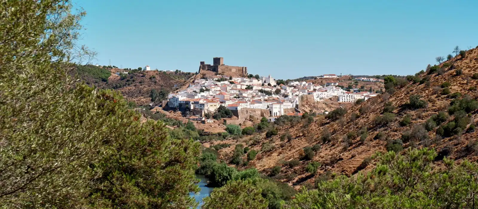Vila de Mértola e o seu castelo, no distrito de Beja