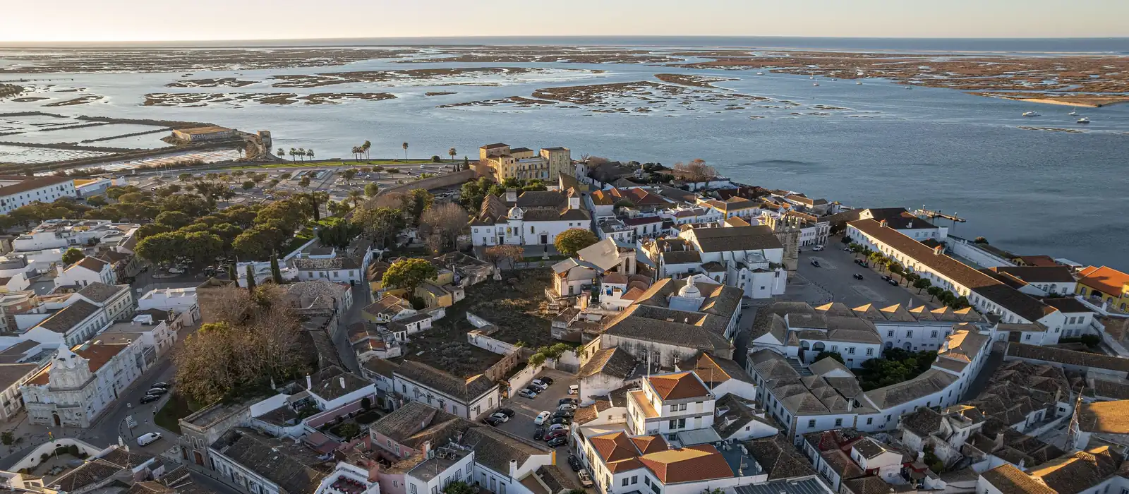 Vista aérea da cidade velha de Faro e da Ria Formosa