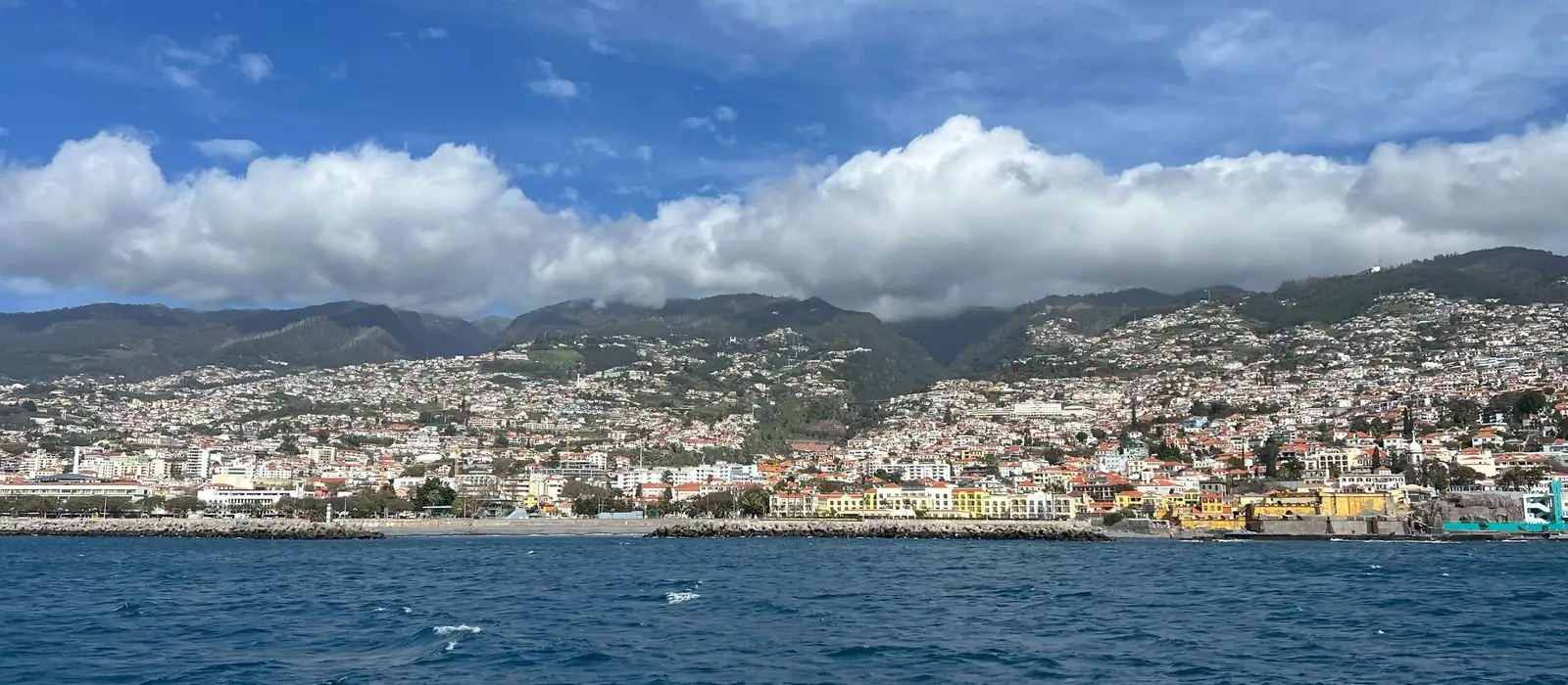 Baía do Funchal, na ilha da Madeira, vista do mar