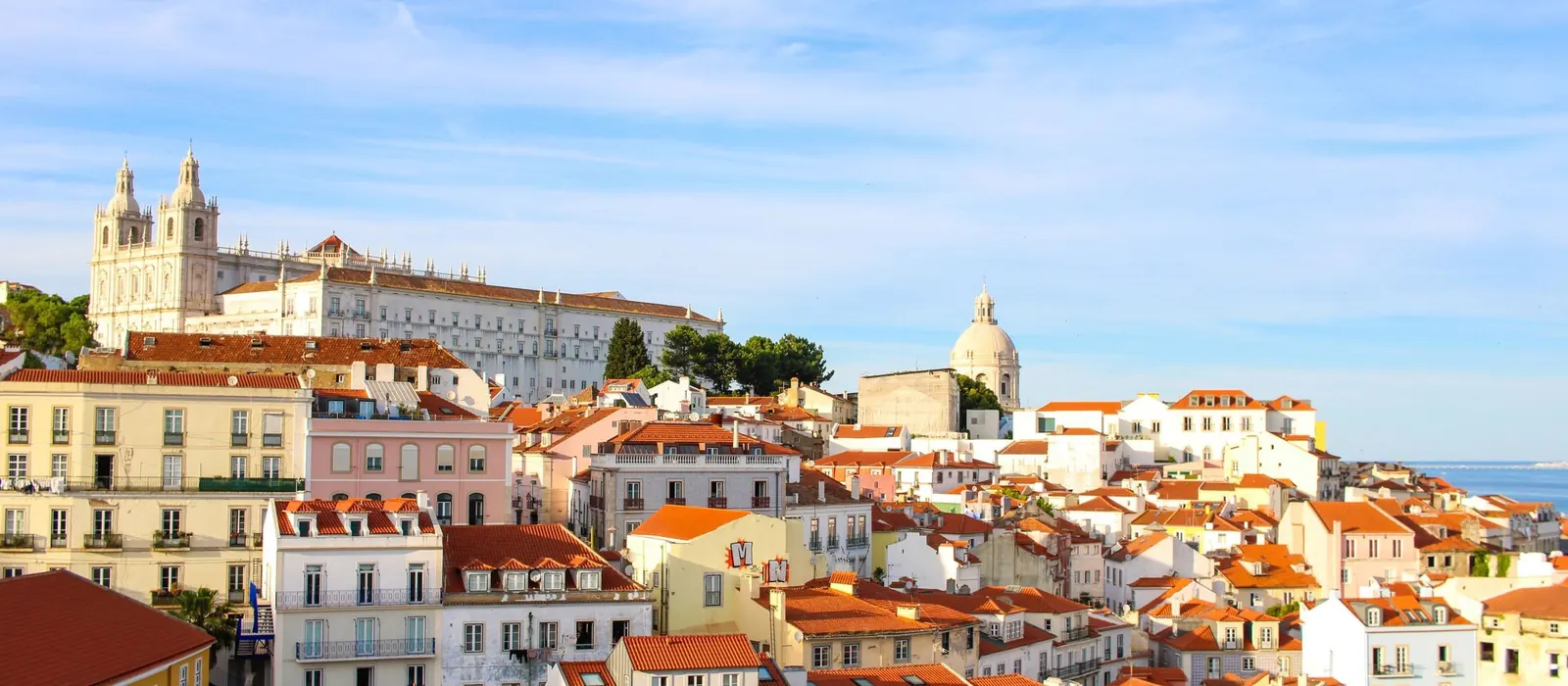Telhados de Lisboa vistos de um miradouro de Alfama, com o Panteão Nacional e a Igreja de São Vicente de Fora
