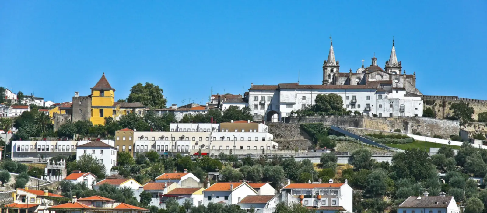 Casario e Sé de Portalegre sobre a colina