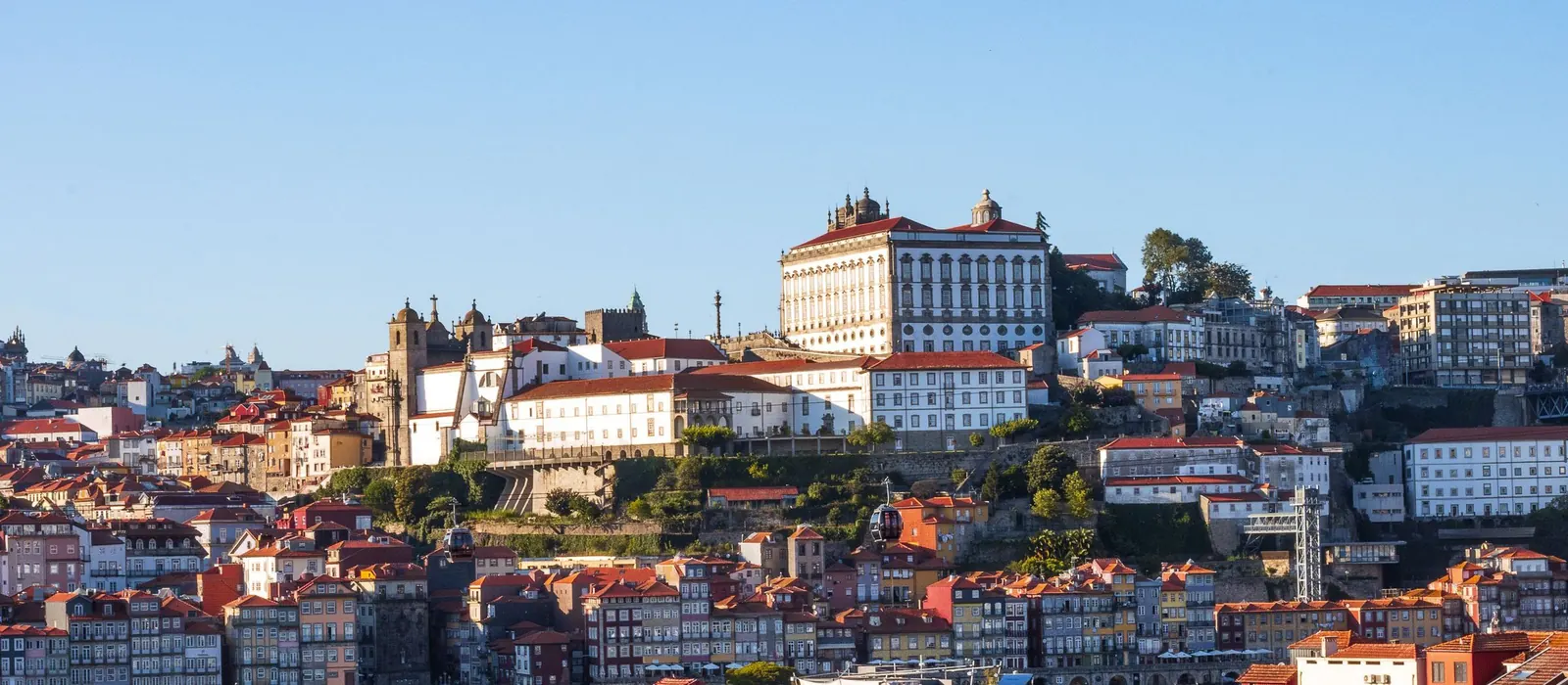 Colina da Sé e Ribeira do Porto, com o antigo Paço Episcopal sobre o casario