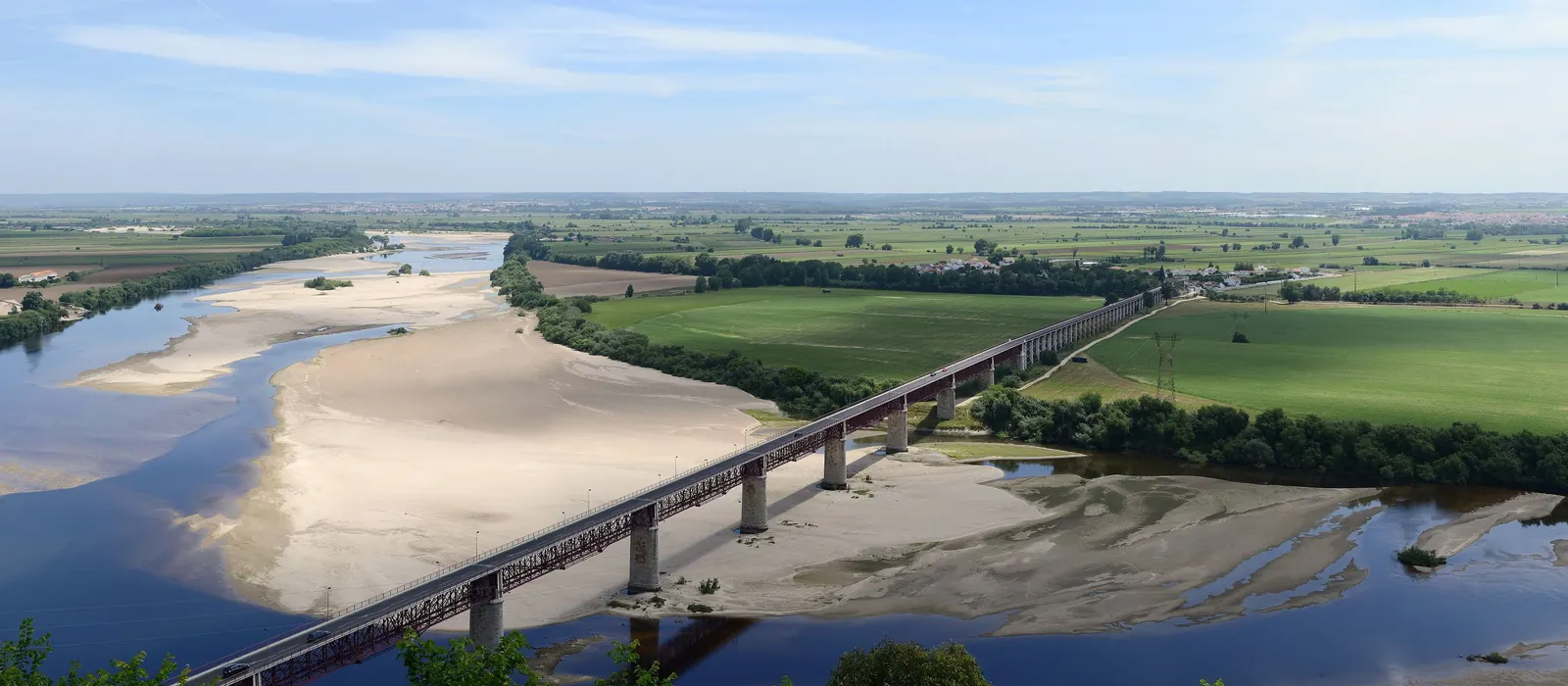 Rio Tejo e a lezíria vistos das Portas do Sol, em Santarém
