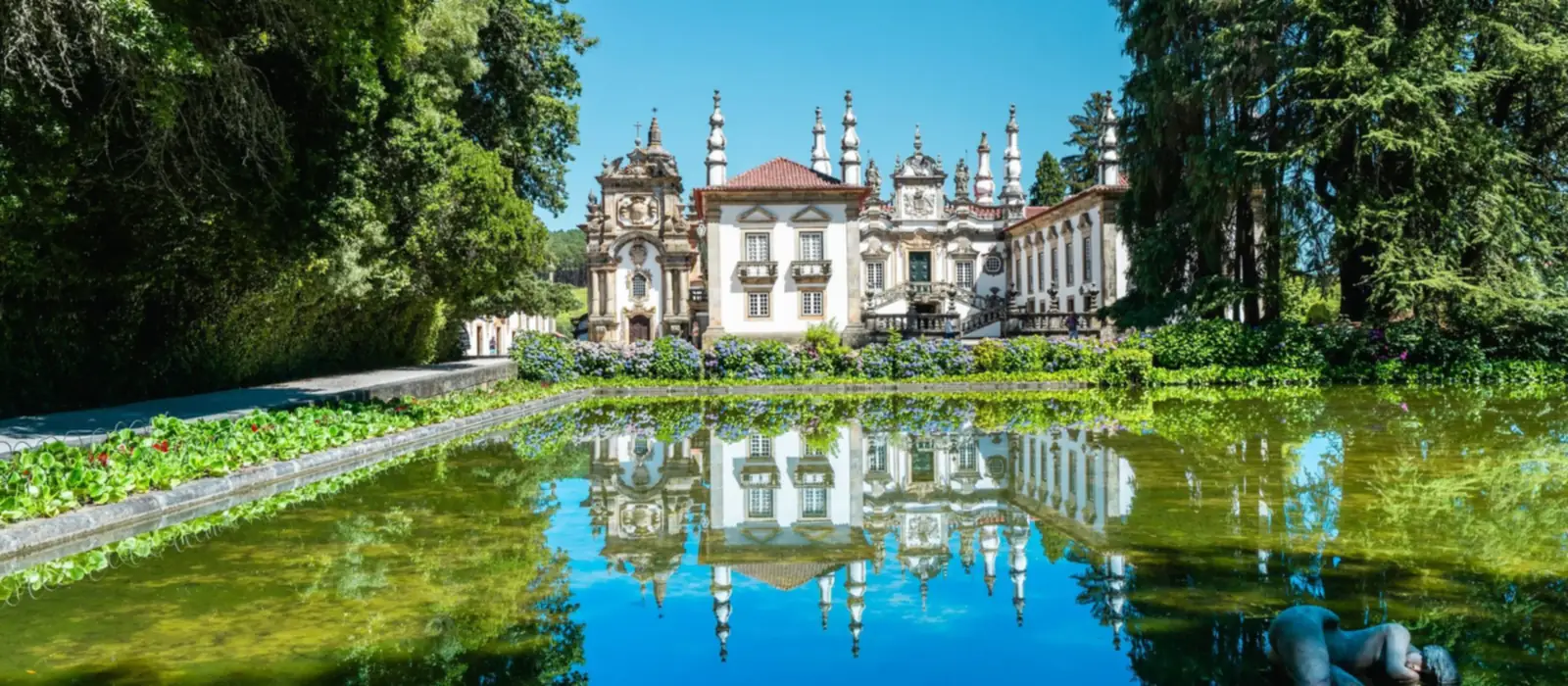 Palácio de Mateus refletido no lago, em Vila Real