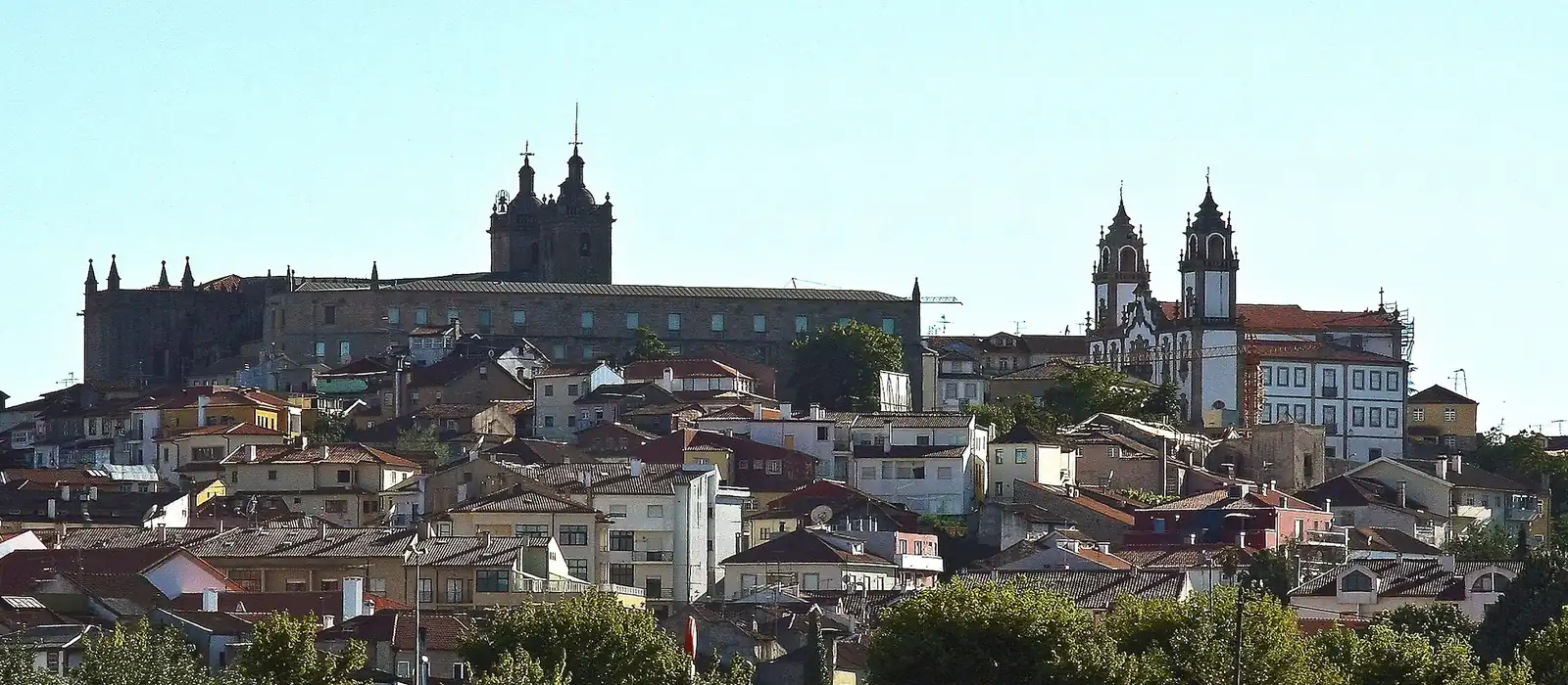 Panorâmica de Viseu com a Sé e a Igreja da Misericórdia sobre o centro histórico