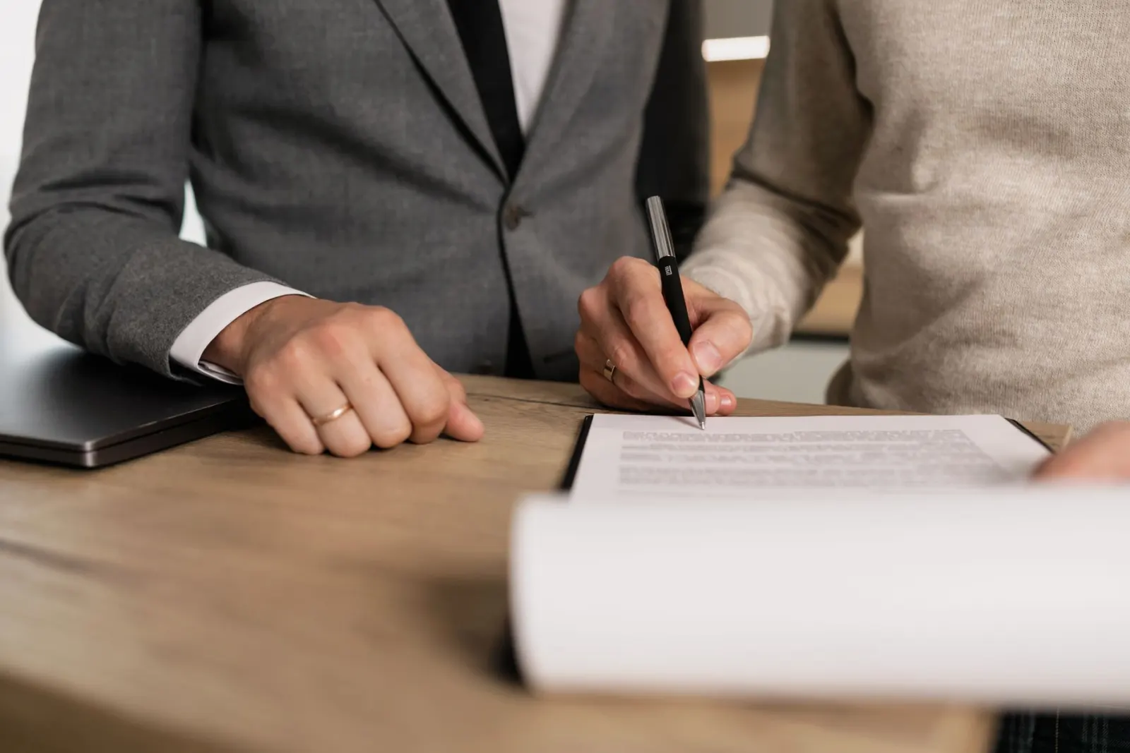 Senhorio e arrendatário a assinar um aditamento ao contrato de arrendamento