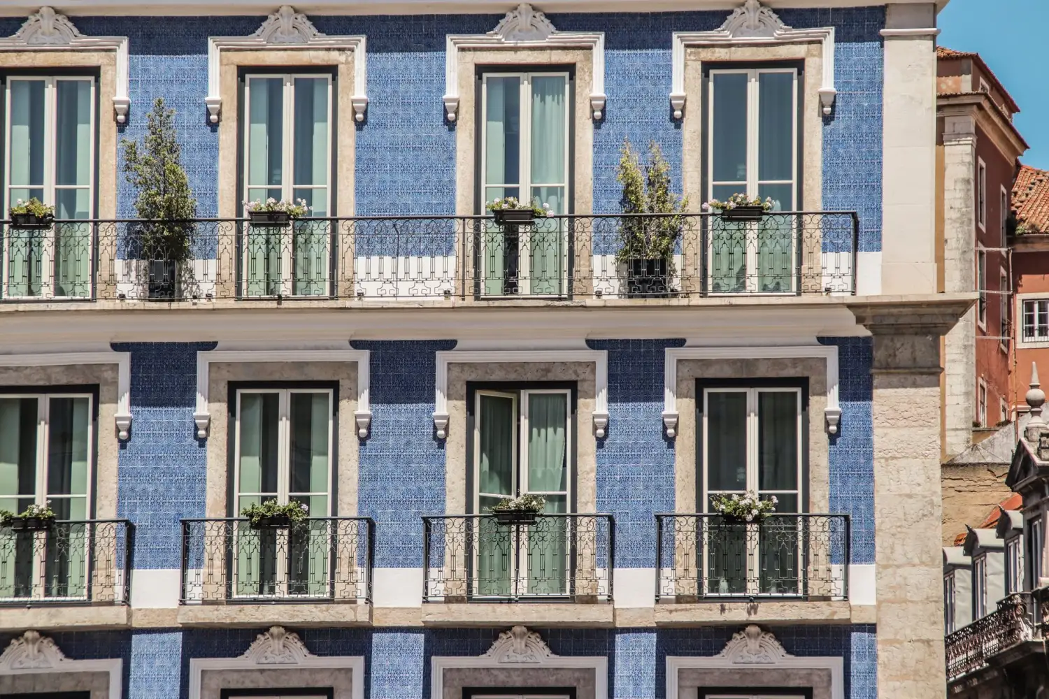 Fachada de prédio com azulejos em Lisboa, imóvel sujeito a IMI