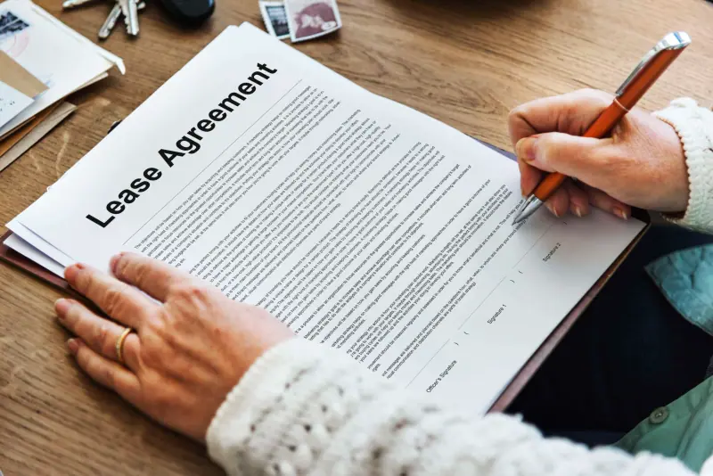 Contrato de arrendamento residencial com chave da casa