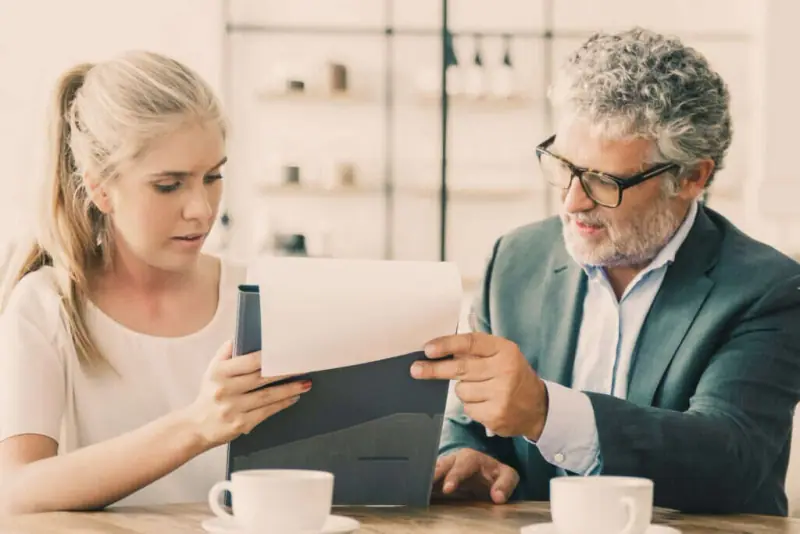 Advogado a explicar um documento a um cliente