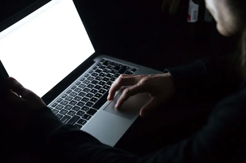 Senhorio concentrado a usar o portátil em casa para aceder ao Portal das Finanças